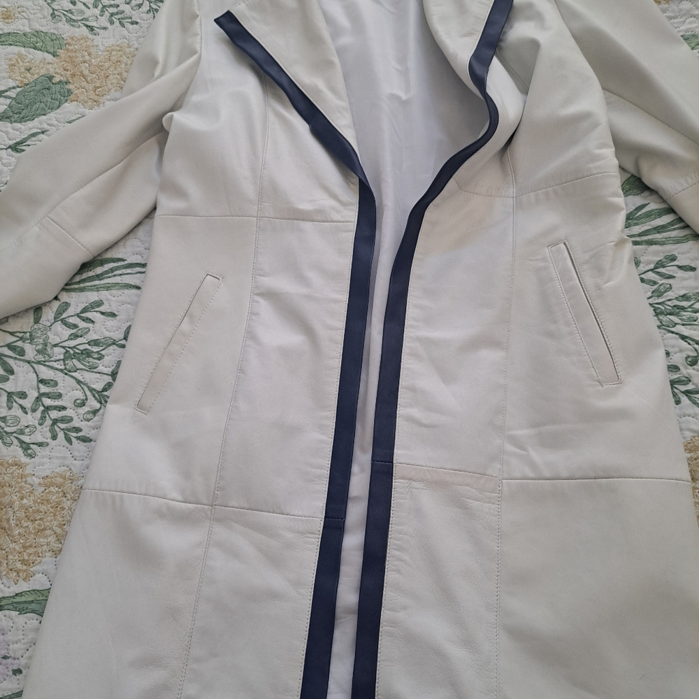 Beautiful Lightweight Fully Lined Trenchcoat - image 2